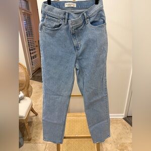 Abercrombie & Fitch Light 90’s Straight Ultra High Rise Jeans